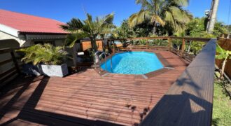 A vendre belle maison F4 avec deux varangues et piscine sans vis à vis, Etang Sale