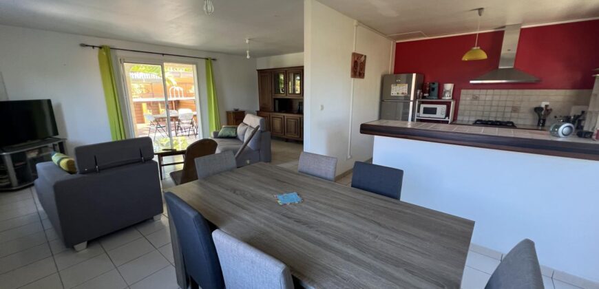 A vendre belle maison F4 avec deux varangues et piscine sans vis à vis, Etang Sale