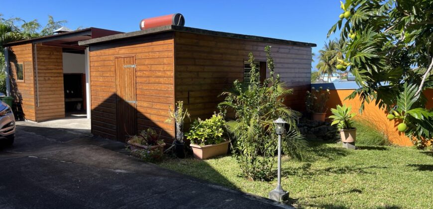 A vendre belle maison F4 avec deux varangues et piscine sans vis à vis, Etang Sale