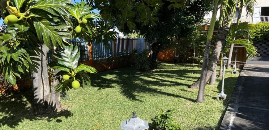 A vendre belle maison F4 avec deux varangues et piscine sans vis à vis, Etang Sale