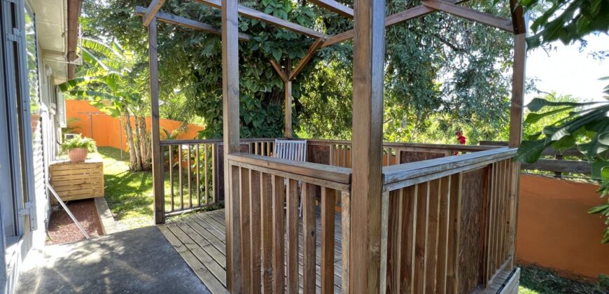 A vendre belle maison F4 avec deux varangues et piscine sans vis à vis, Etang Sale