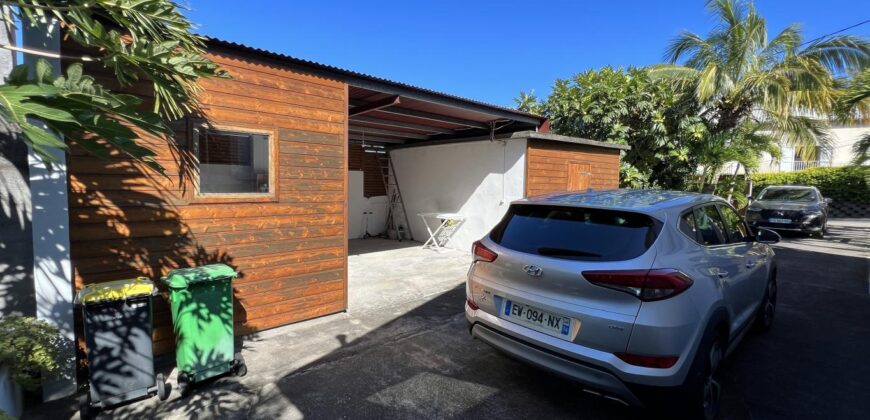 A vendre belle maison F4 avec deux varangues et piscine sans vis à vis, Etang Sale