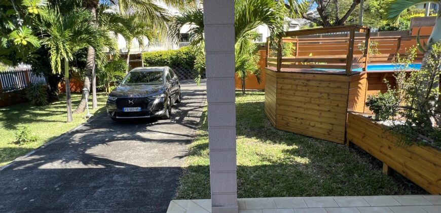 A vendre belle maison F4 avec deux varangues et piscine sans vis à vis, Etang Sale