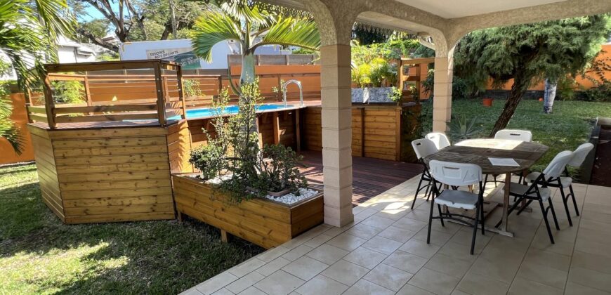 A vendre belle maison F4 avec deux varangues et piscine sans vis à vis, Etang Sale