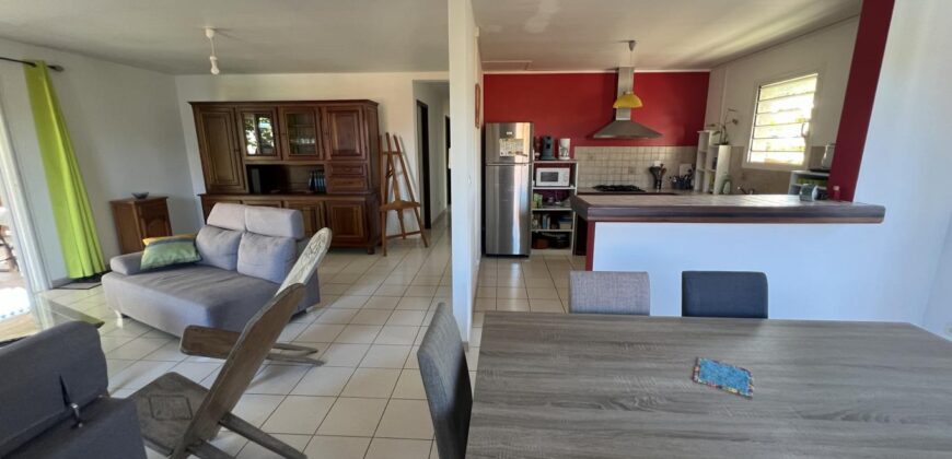 A vendre belle maison F4 avec deux varangues et piscine sans vis à vis, Etang Sale