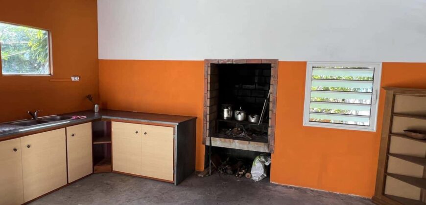 A vendre belle maison F4 avec deux varangues et piscine sans vis à vis, Etang Sale