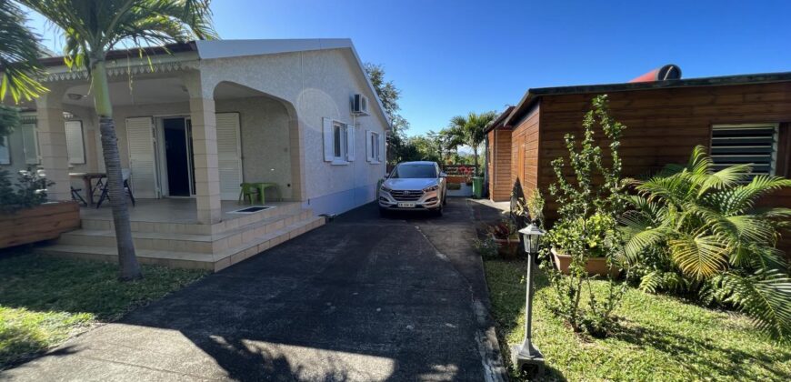 A vendre belle maison F4 avec deux varangues et piscine sans vis à vis, Etang Sale