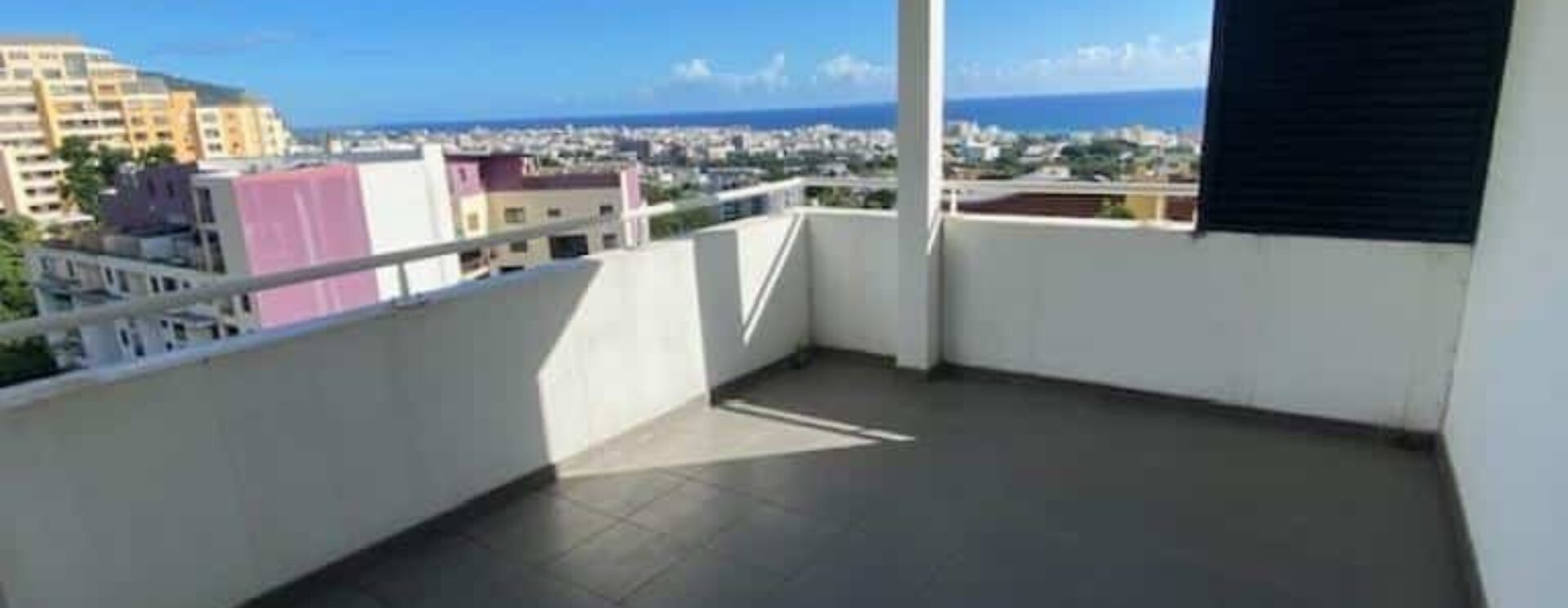 Belle appartement T3 à Montgaillard avec belle terrasse et vue mer à Saint Denis