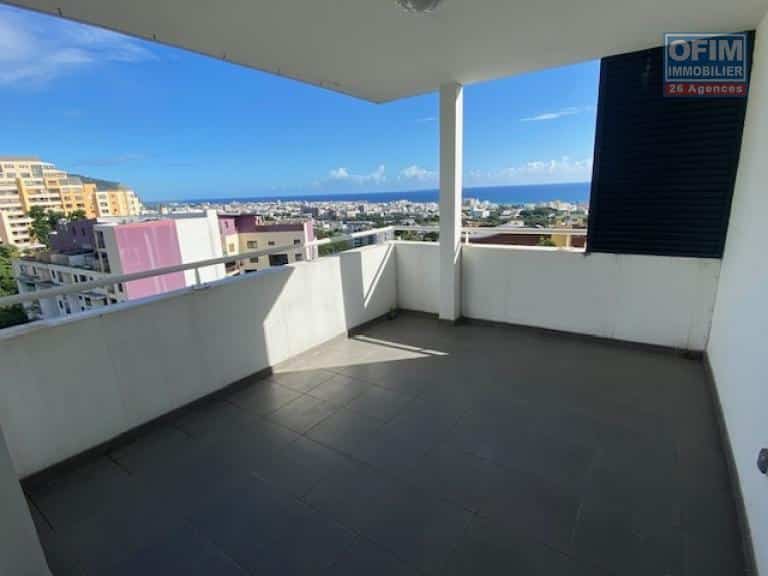 Belle appartement T3 à Montgaillard avec belle terrasse et vue mer à Saint Denis